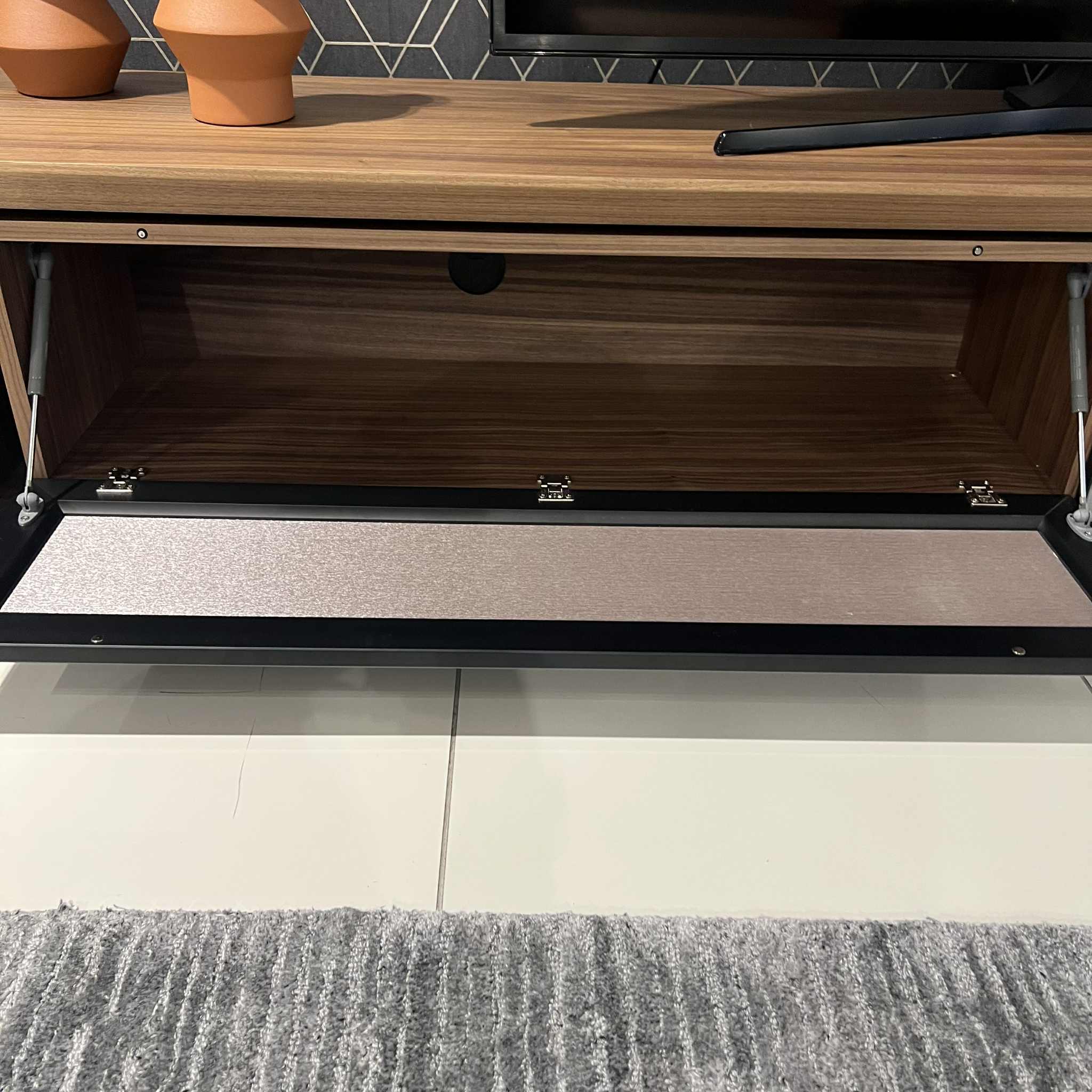 Malibu TV Unit with Concordia Doors Clearance - Image 4