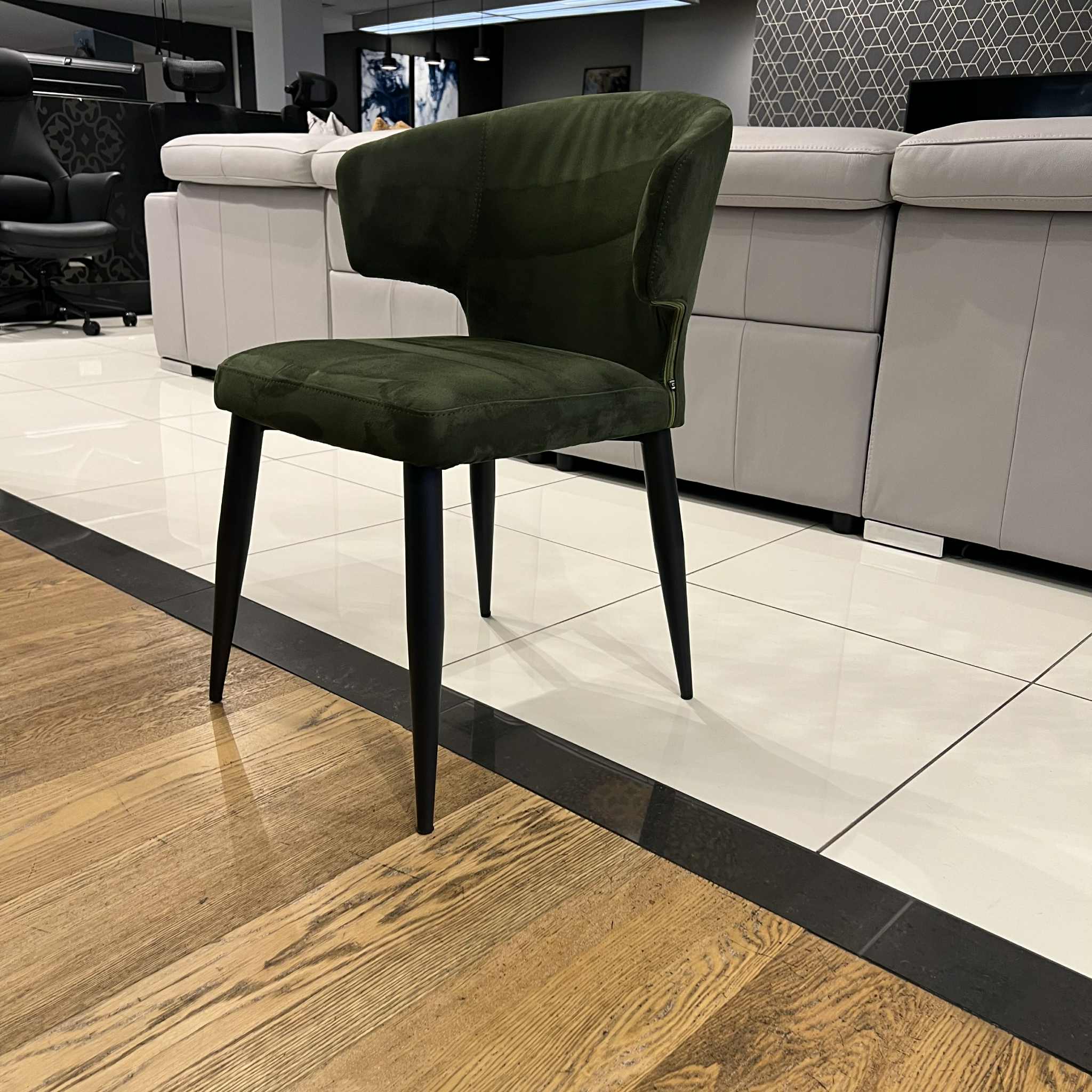 Veyron Round Dining Table with 4 Noa Dining Chairs Clearance - Image 3