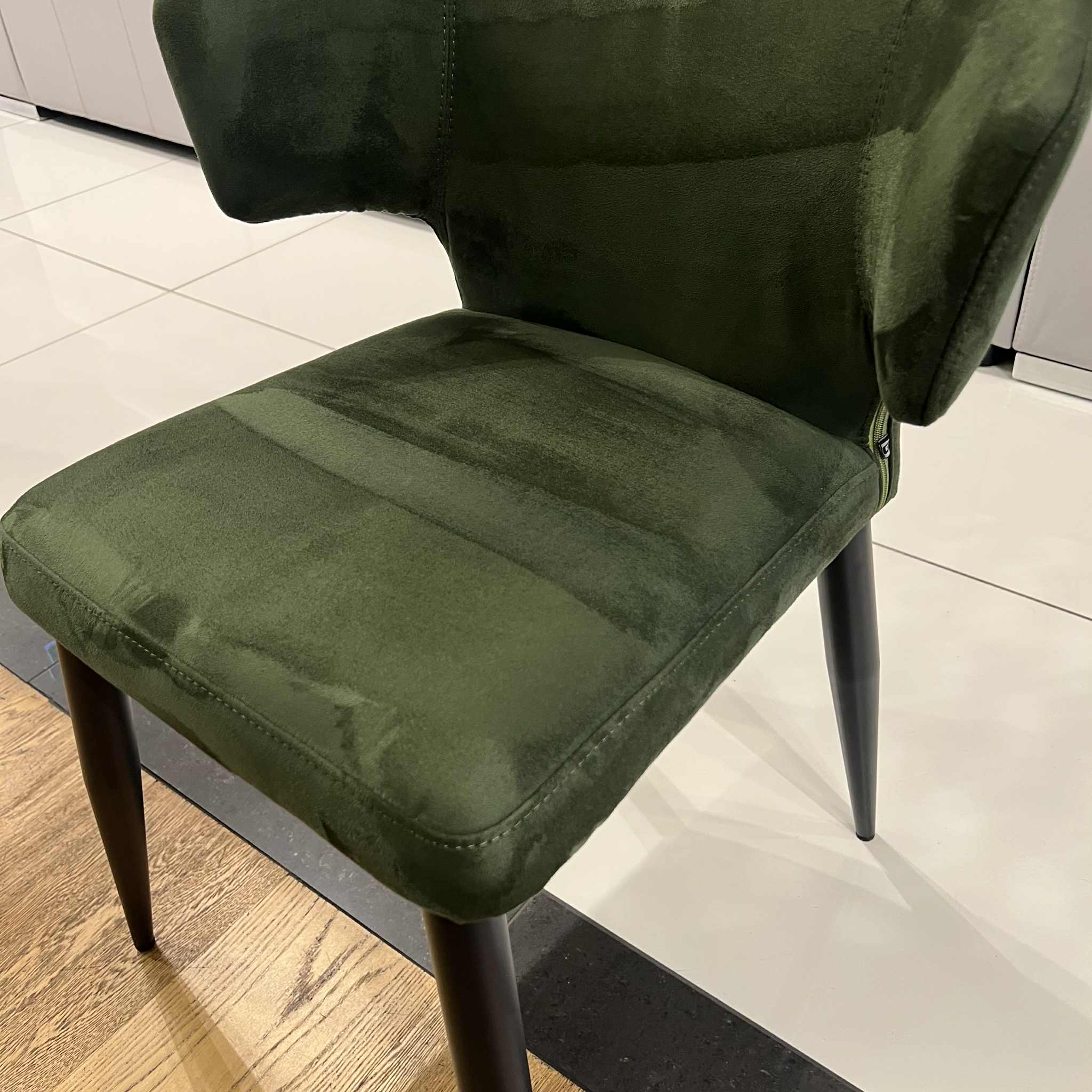 Veyron Round Dining Table with 4 Noa Dining Chairs Clearance - Image 4